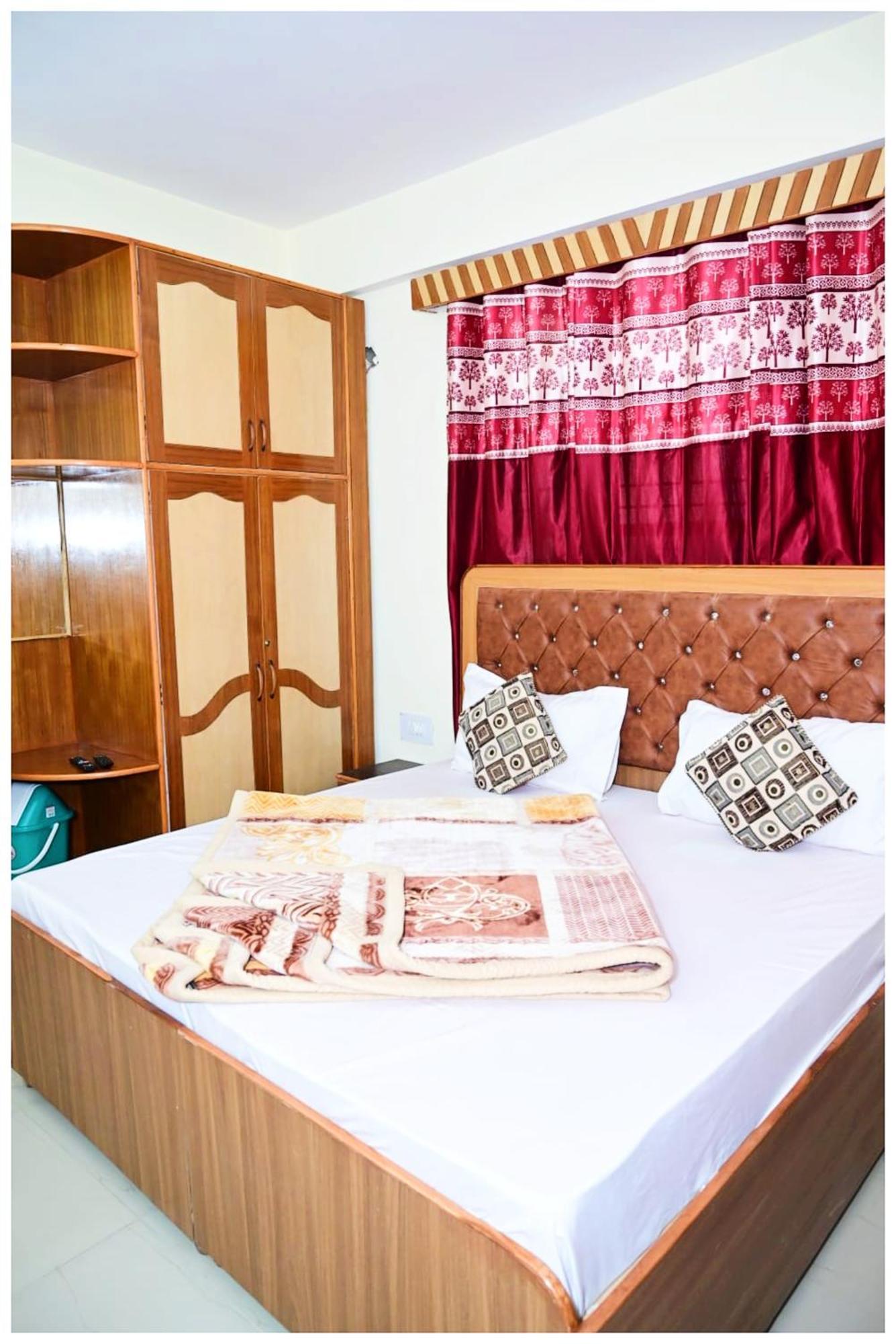 Simla Hotel K R I S H N A B - B Near Mall Road And Temple Buitenkant foto
