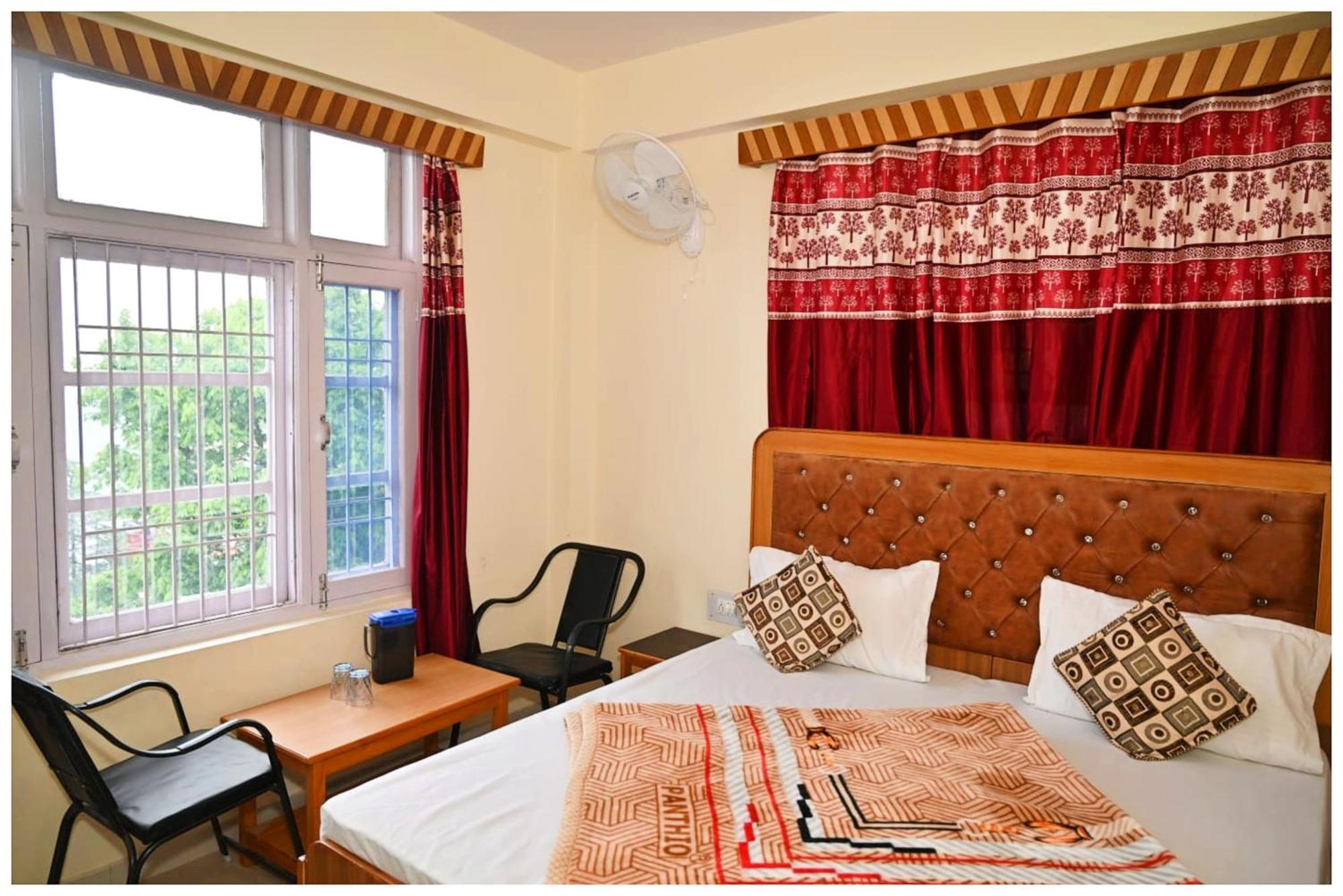 Simla Hotel K R I S H N A B - B Near Mall Road And Temple Buitenkant foto